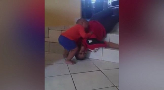 Σοκαριστικό βίντεο! Νήπιο προσπαθεί να ξυπνήσει τη «νεκρή» θεία του
